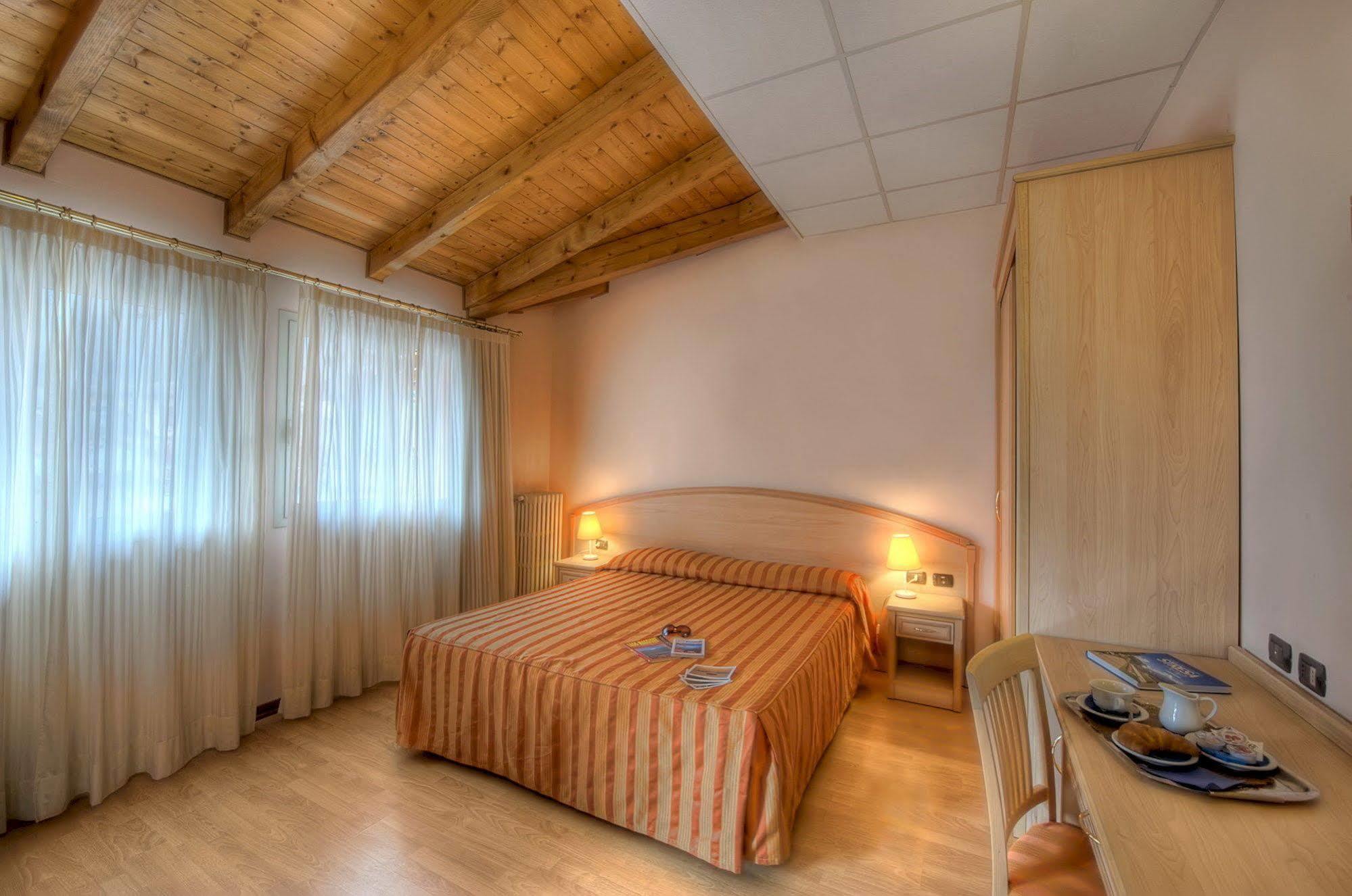 Hotel Residence Dei Fiori Baveno Exterior foto